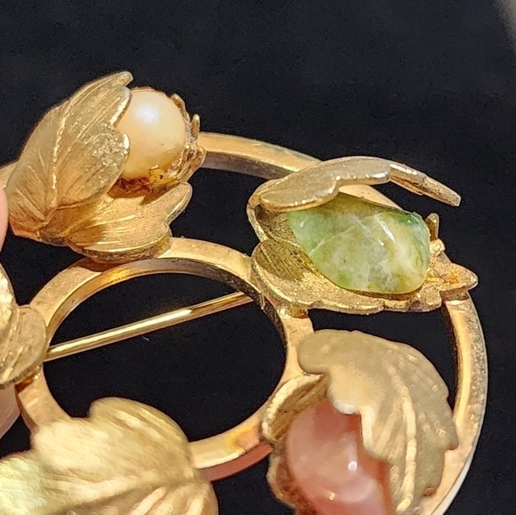 Sarah Coventry Vintage Goldtone semiprecious stone leaf wreath brooch pin - Picture 7 of 11